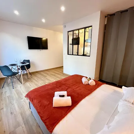 Avec Grande Terrasse Et Parking Privatifs קאין